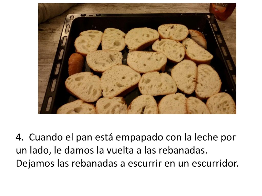 4. Cuando el pan está empapado con la leche por un lado, le damos la vuelta a las rebanadas.