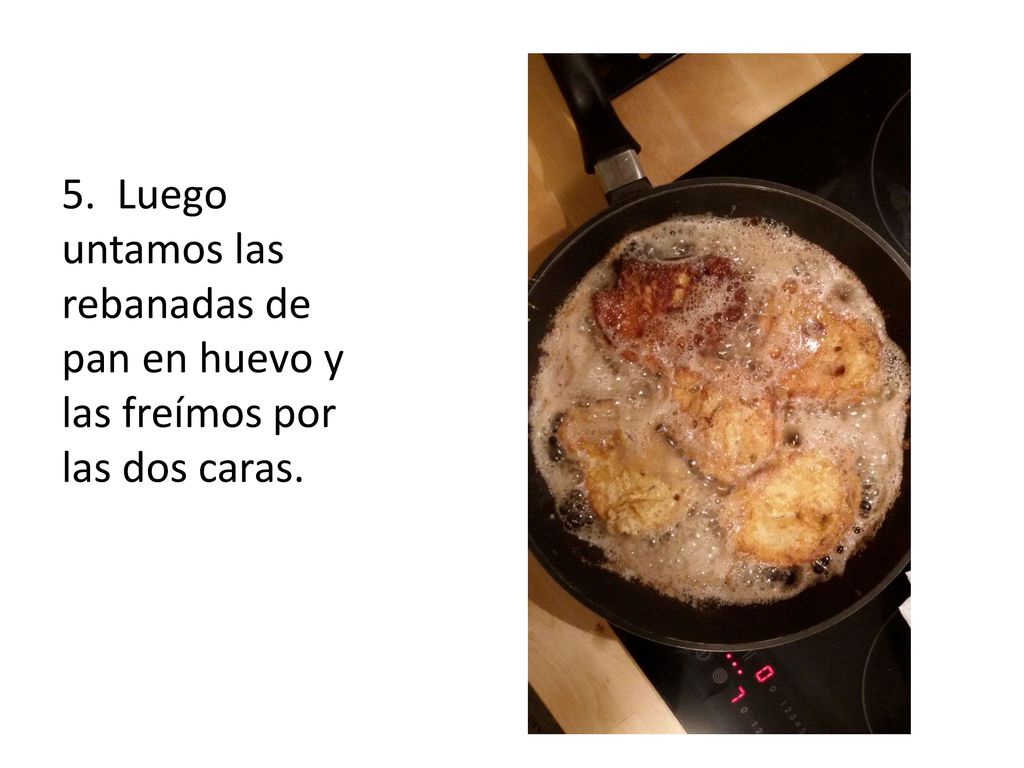 5. Luego untamos las rebanadas de pan en huevo y las freímos por las dos caras.