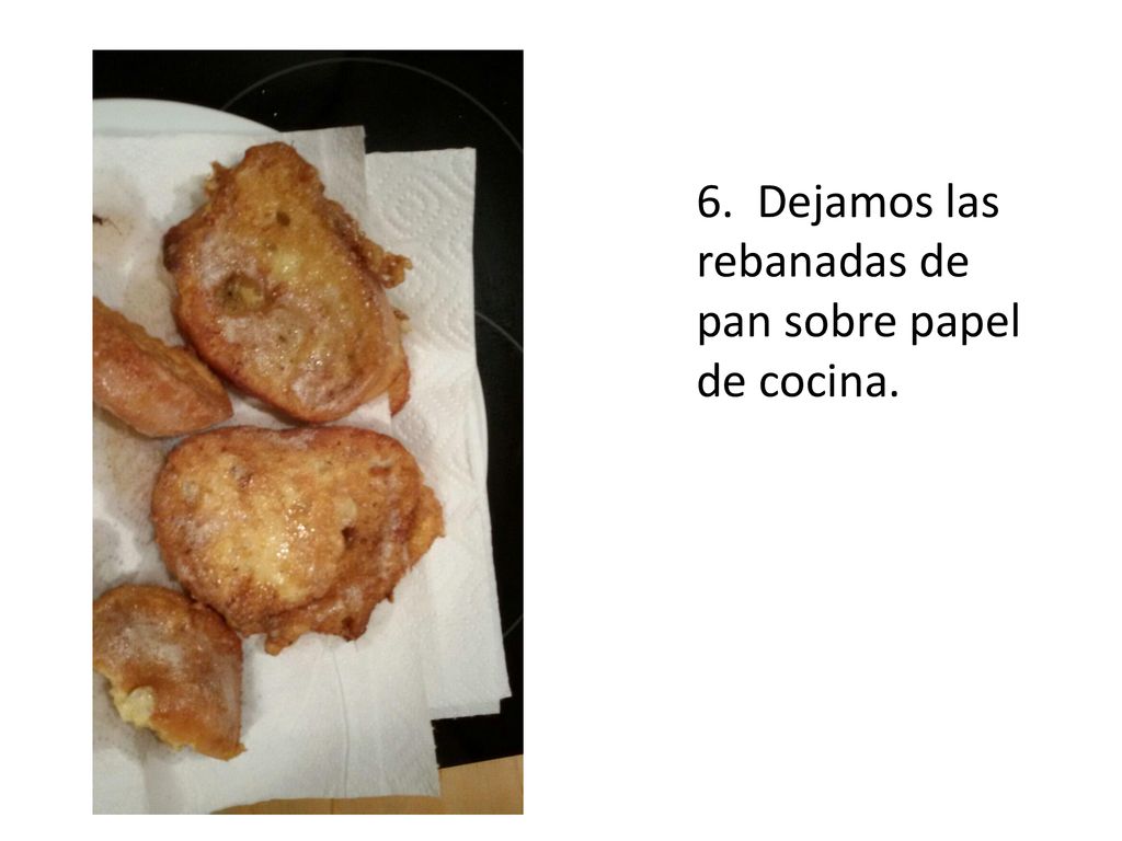 6. Dejamos las rebanadas de pan sobre papel de cocina.