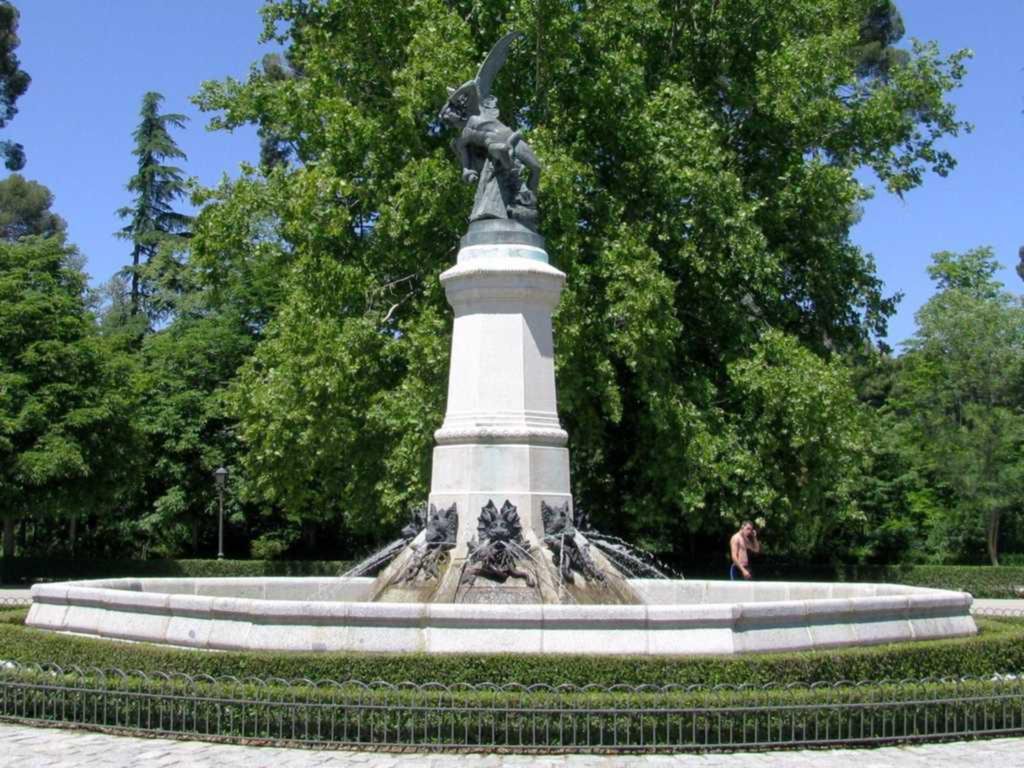 Esta estatua fue construida por el escultor Ricardo Bellver en Roma,