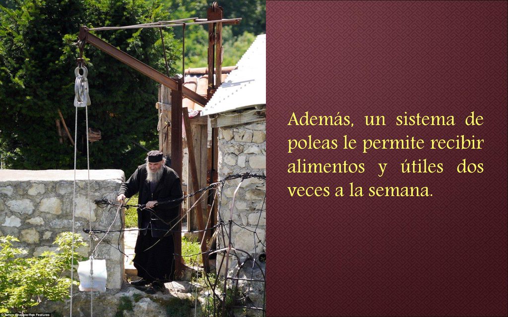 Además, un sistema de poleas le permite recibir alimentos y útiles dos veces a la semana.
