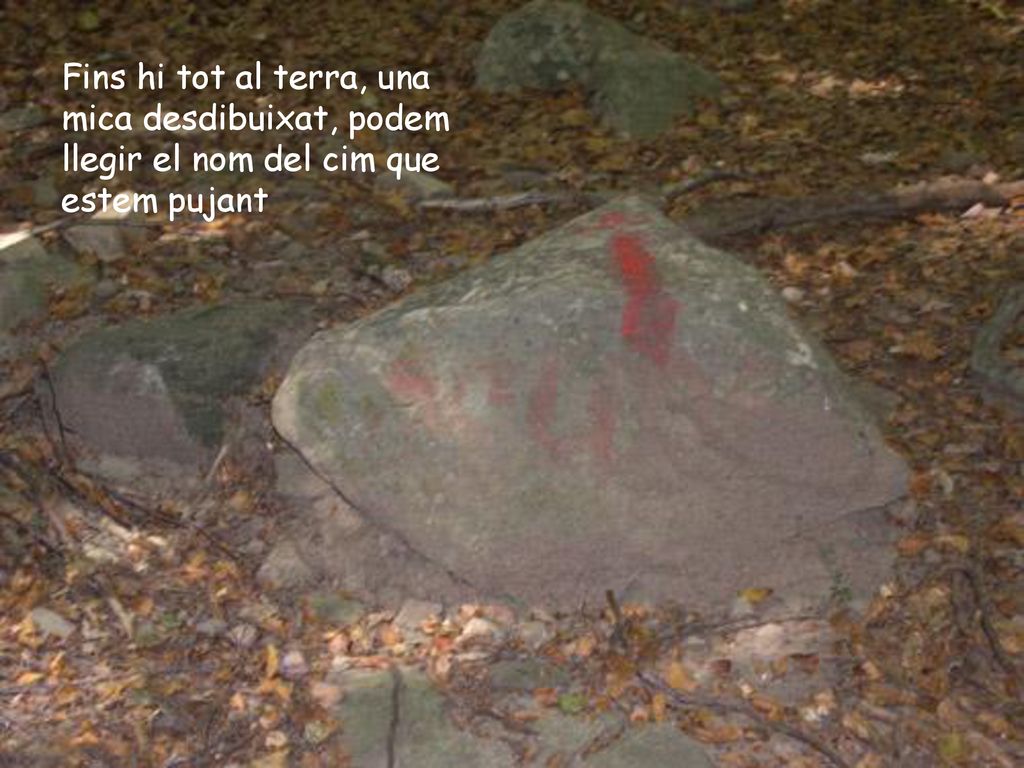 Fins hi tot al terra, una mica desdibuixat, podem llegir el nom del cim que estem pujant