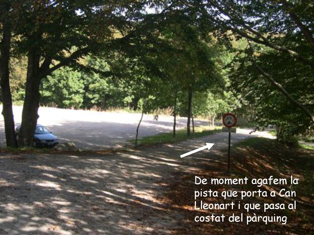 De moment agafem la pista que porta a Can Lleonart i que pasa al costat del pàrquing