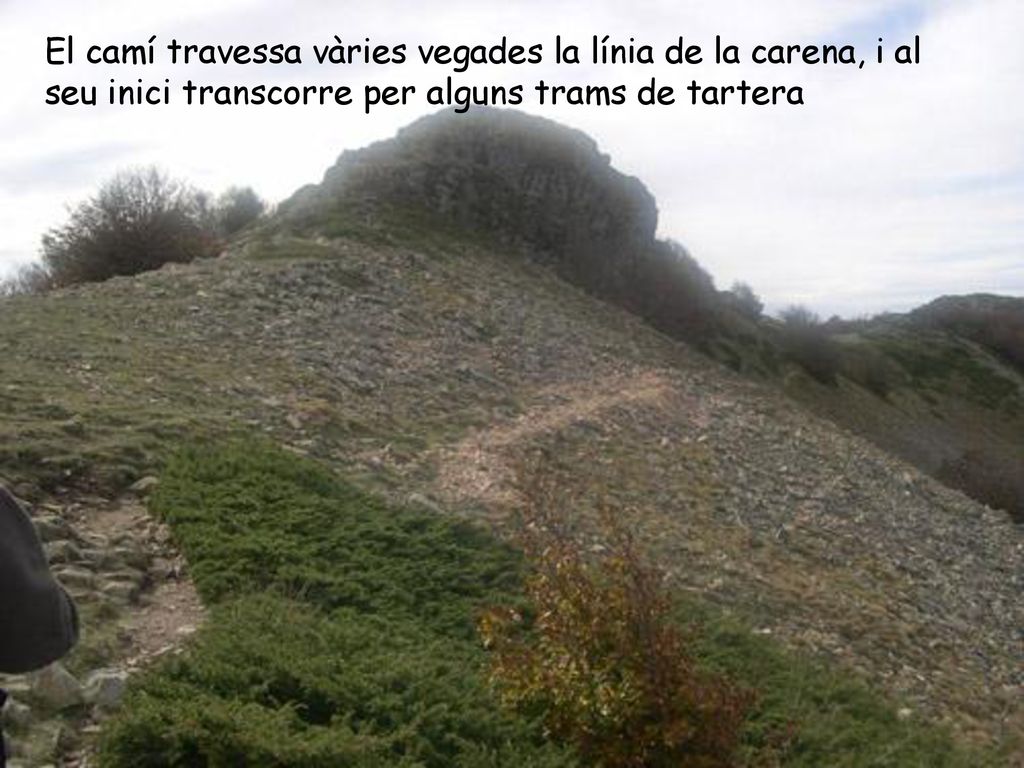 El camí travessa vàries vegades la línia de la carena, i al seu inici transcorre per alguns trams de tartera