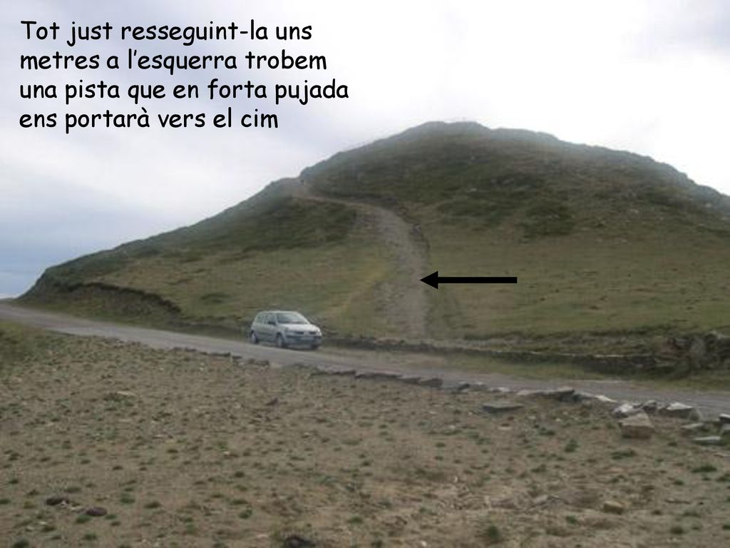 Tot just resseguint-la uns metres a l’esquerra trobem una pista que en forta pujada ens portarà vers el cim