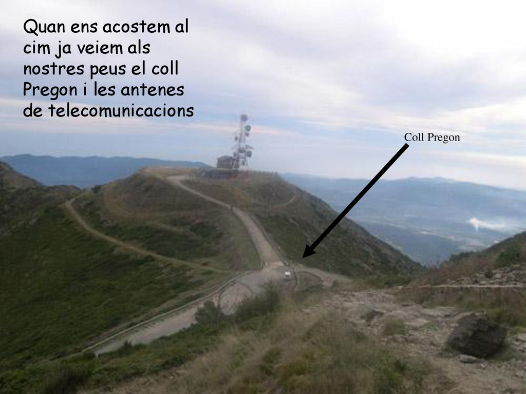 Quan ens acostem al cim ja veiem als nostres peus el coll Pregon i les antenes de telecomunicacions