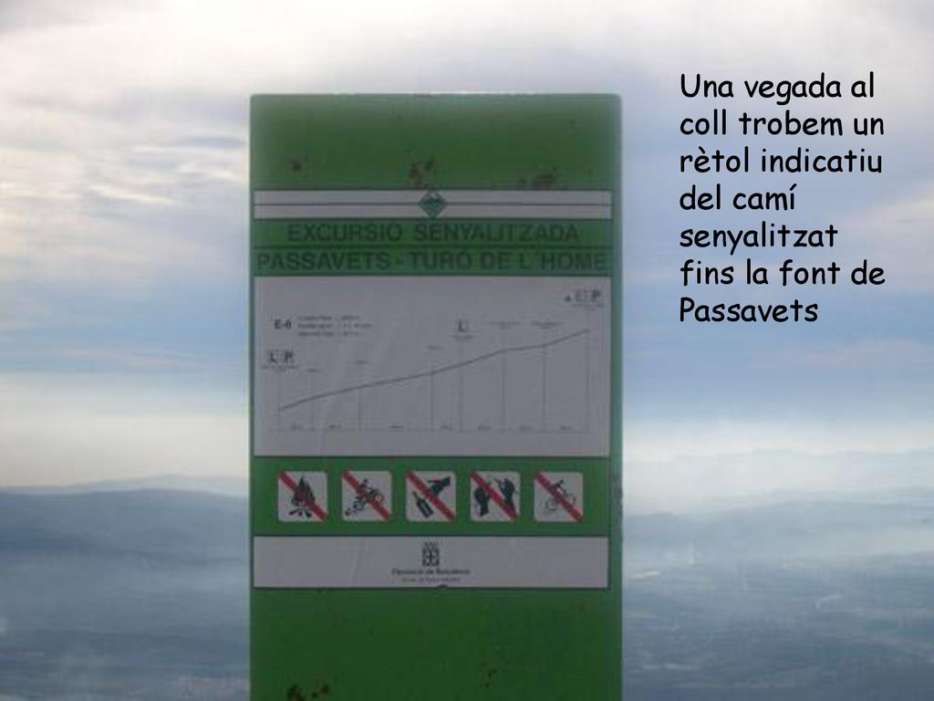 Una vegada al coll trobem un rètol indicatiu del camí senyalitzat fins la font de Passavets