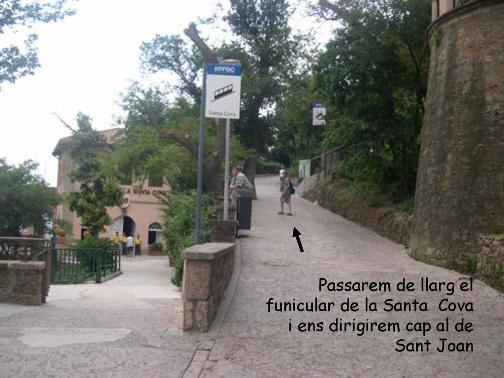 Passarem de llarg el funicular de la Santa Cova i ens dirigirem cap al de Sant Joan