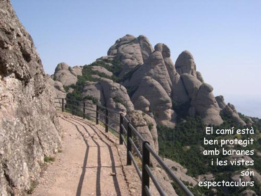 El camí està ben protegit amb baranes i les vistes són espectaculars