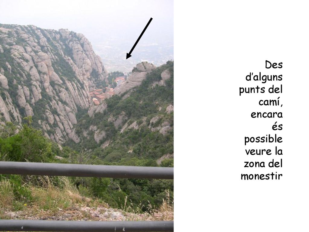 Des d’alguns punts del camí, encara és possible veure la zona del monestir