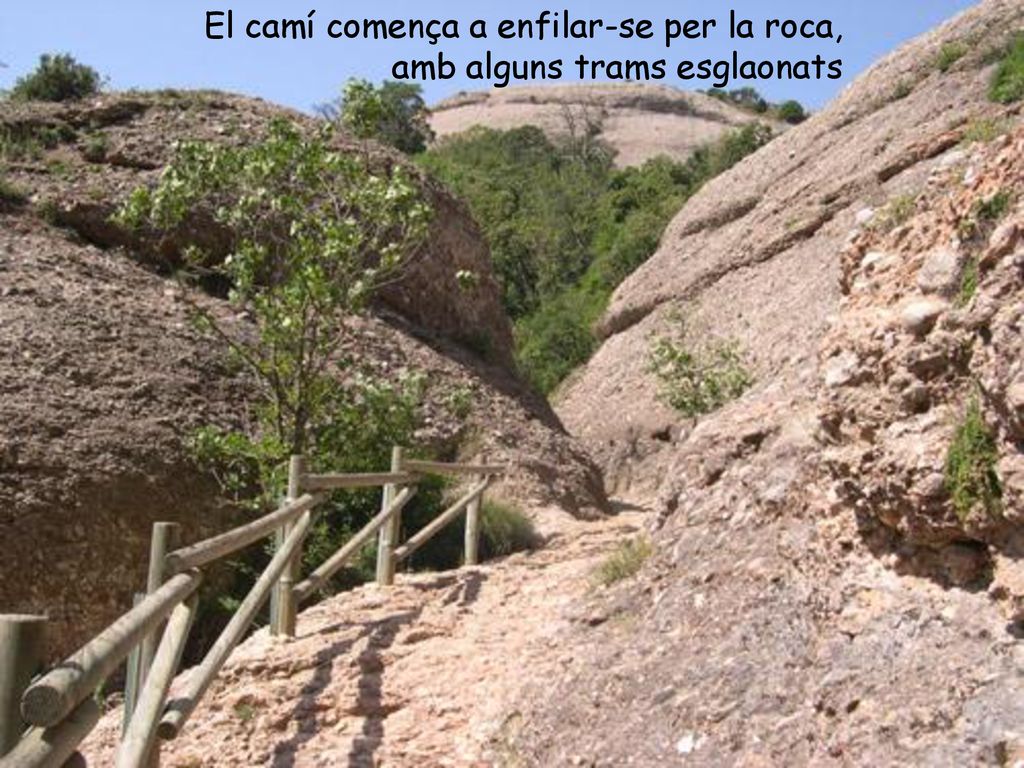 El camí comença a enfilar-se per la roca, amb alguns trams esglaonats