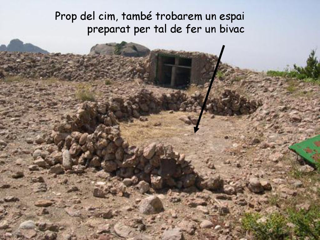 Prop del cim, també trobarem un espai preparat per tal de fer un bivac