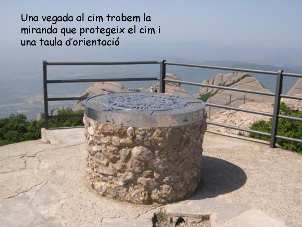 Una vegada al cim trobem la miranda que protegeix el cim i una taula d’orientació