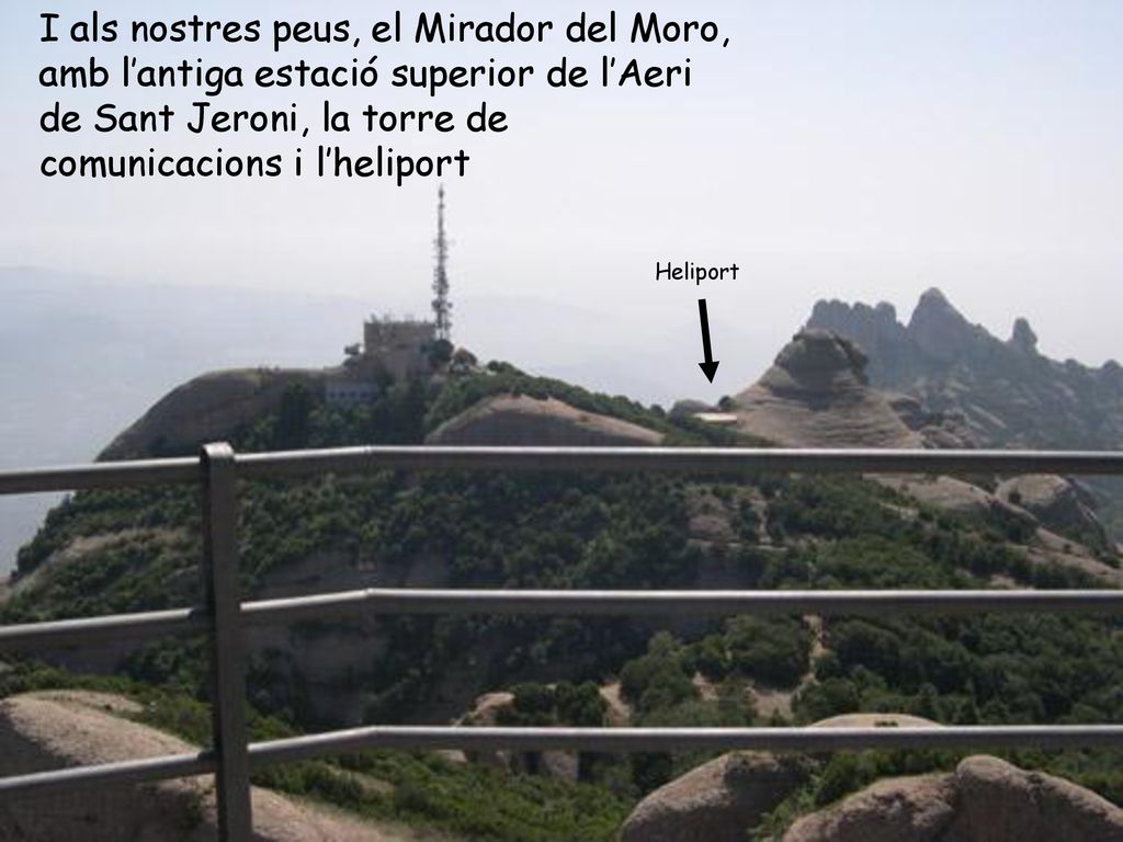 Heliport I als nostres peus, el Mirador del Moro, amb l’antiga estació superior de l’Aeri de Sant Jeroni, la torre de comunicacions i l’heliport.