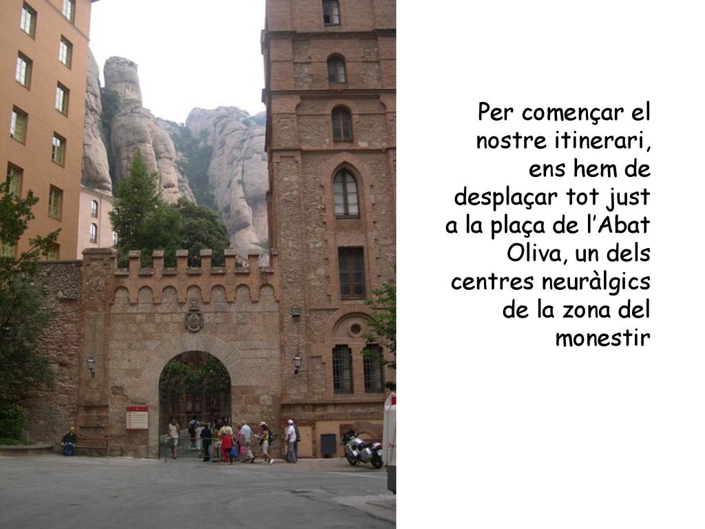 Per començar el nostre itinerari, ens hem de desplaçar tot just a la plaça de l’Abat Oliva, un dels centres neuràlgics de la zona del monestir