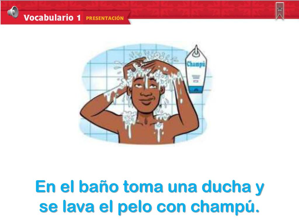 En el baño toma una ducha y se lava el pelo con champú.
