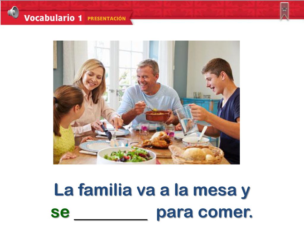 La familia va a la mesa y se para comer.
