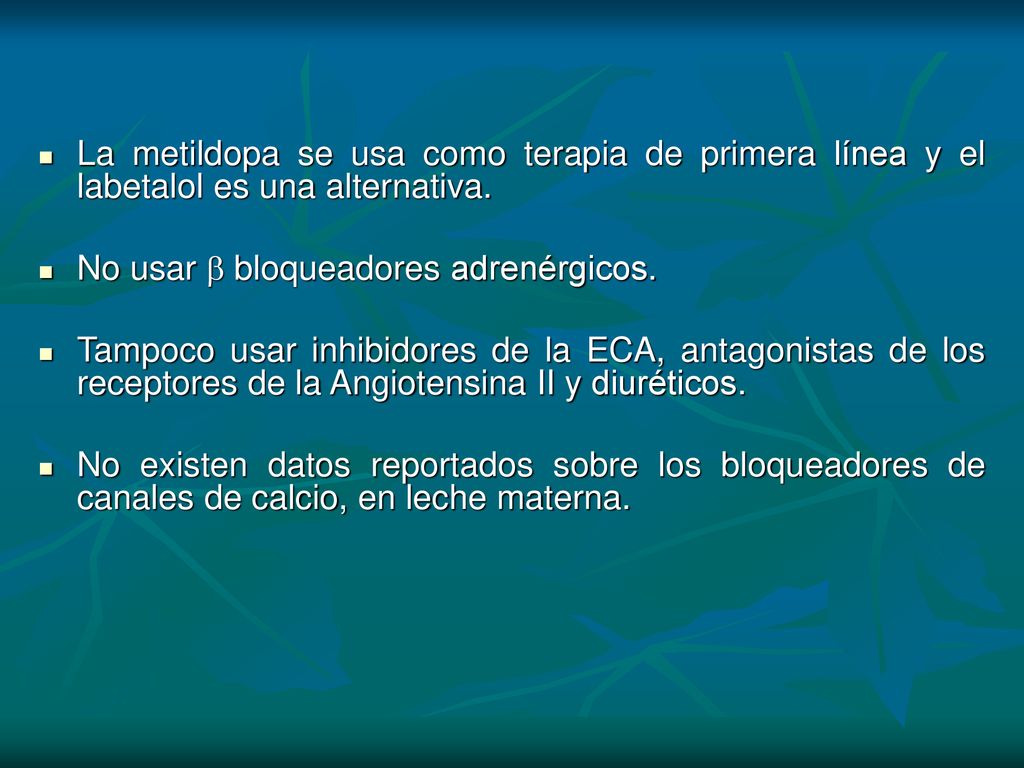 La metildopa se usa como terapia de primera línea y el labetalol es una alternativa.
