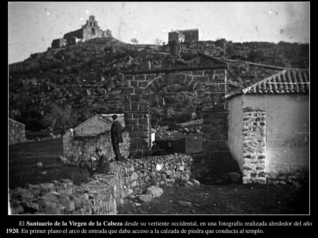 El Santuario de la Virgen de la Cabeza desde su vertiente occidental, en una fotografía realizada alrededor del año 1920.