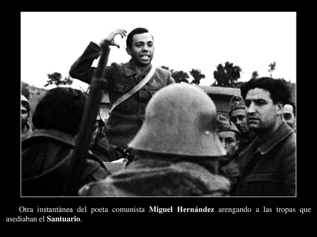 Otra instantánea del poeta comunista Miguel Hernández arengando a las tropas que asediaban el Santuario.
