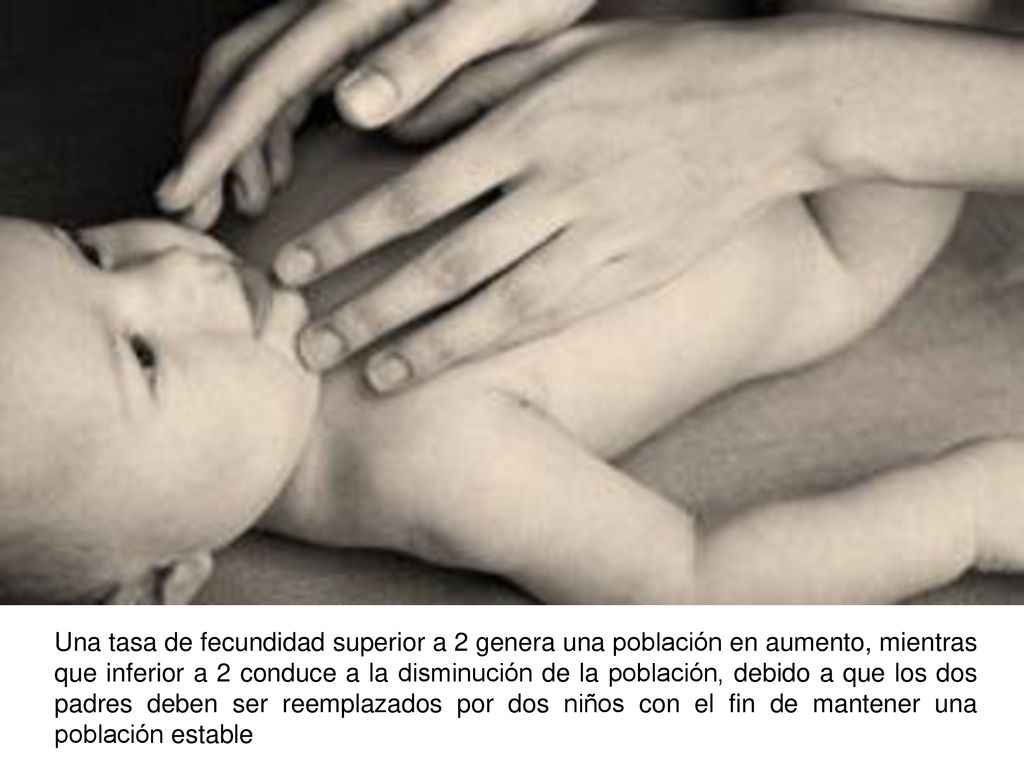 Una tasa de fecundidad superior a 2 genera una población en aumento, mientras que inferior a 2 conduce a la disminución de la población, debido a que los dos padres deben ser reemplazados por dos niños con el fin de mantener una población estable