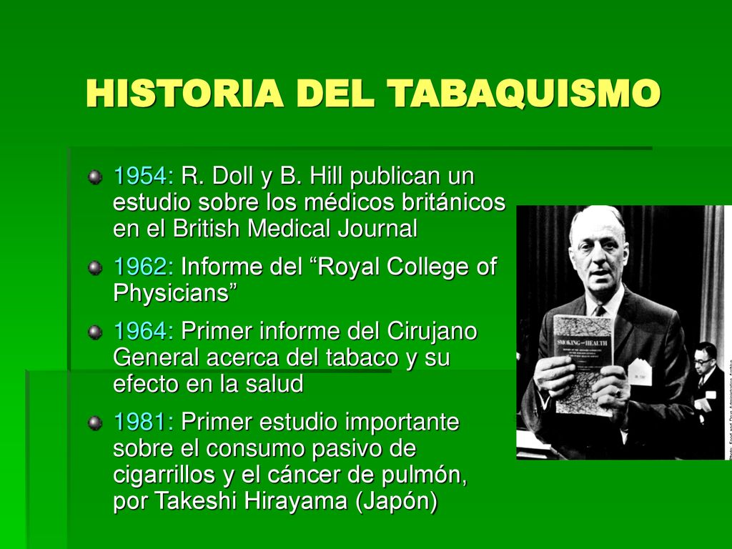 Cirujano General Luther Terry sosteniendo el Informe de 1964