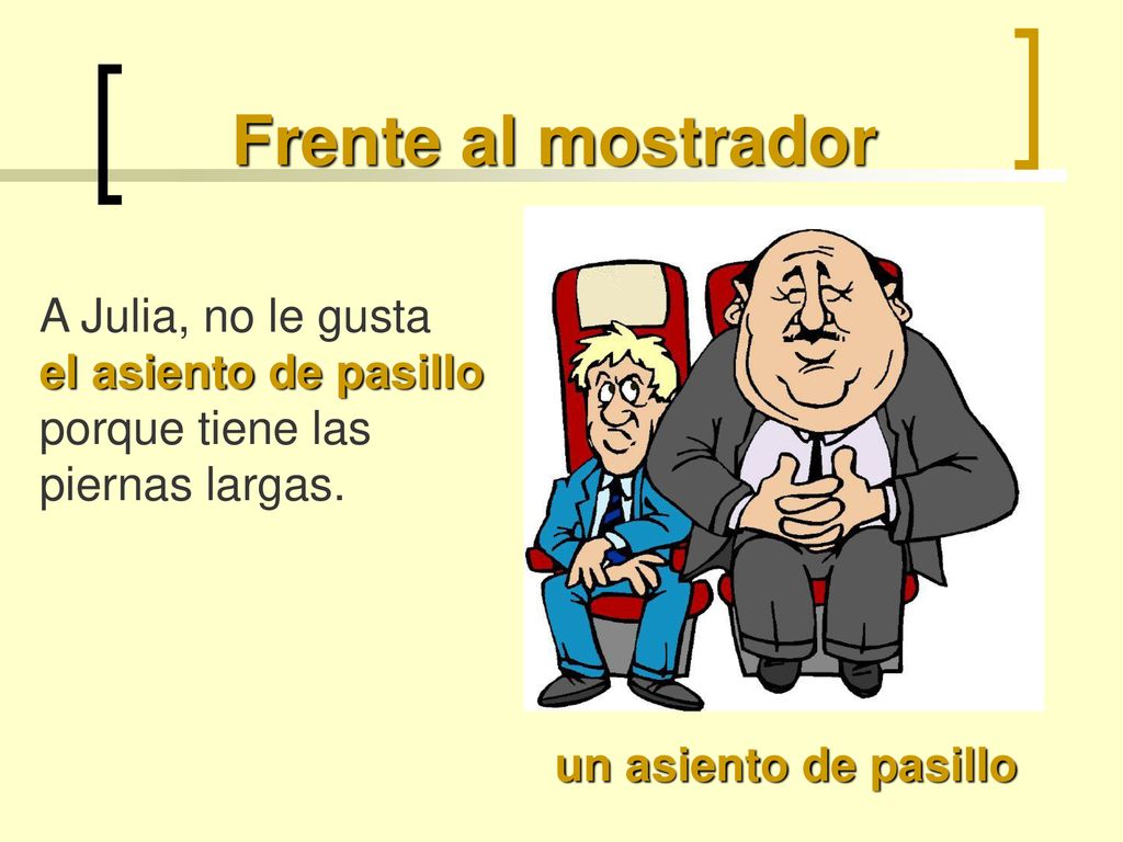 Frente al mostrador A Julia, no le gusta el asiento de pasillo porque tiene las piernas largas.