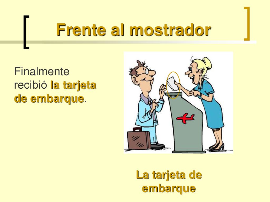 Frente al mostrador Finalmente recibió la tarjeta de embarque.