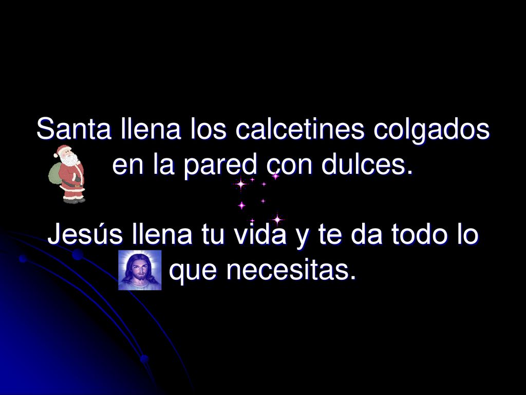 Santa llena los calcetines colgados en la pared con dulces