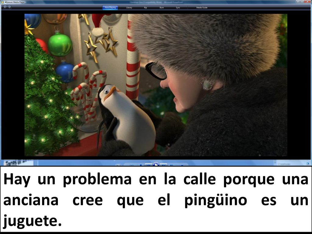 Hay un problema en la calle porque una anciana cree que el pingüino es un juguete.