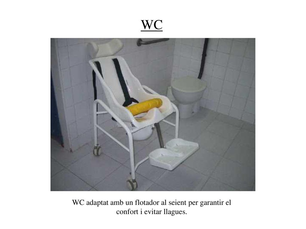 WC WC adaptat amb un flotador al seient per garantir el confort i evitar llagues.