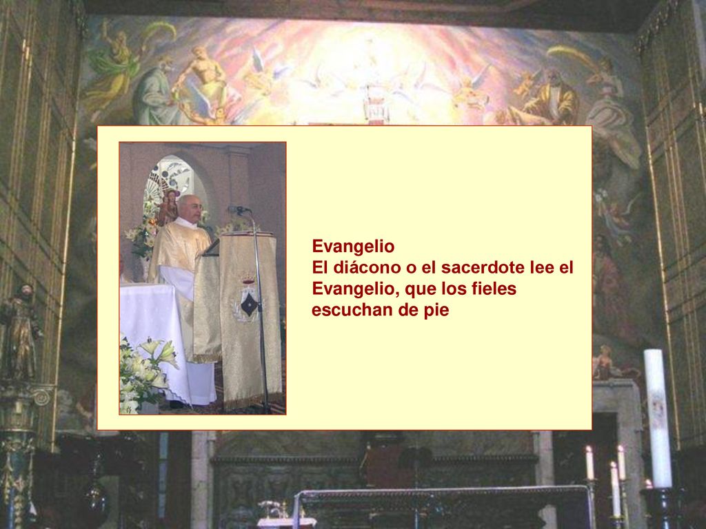 Evangelio El diácono o el sacerdote lee el Evangelio, que los fieles escuchan de pie