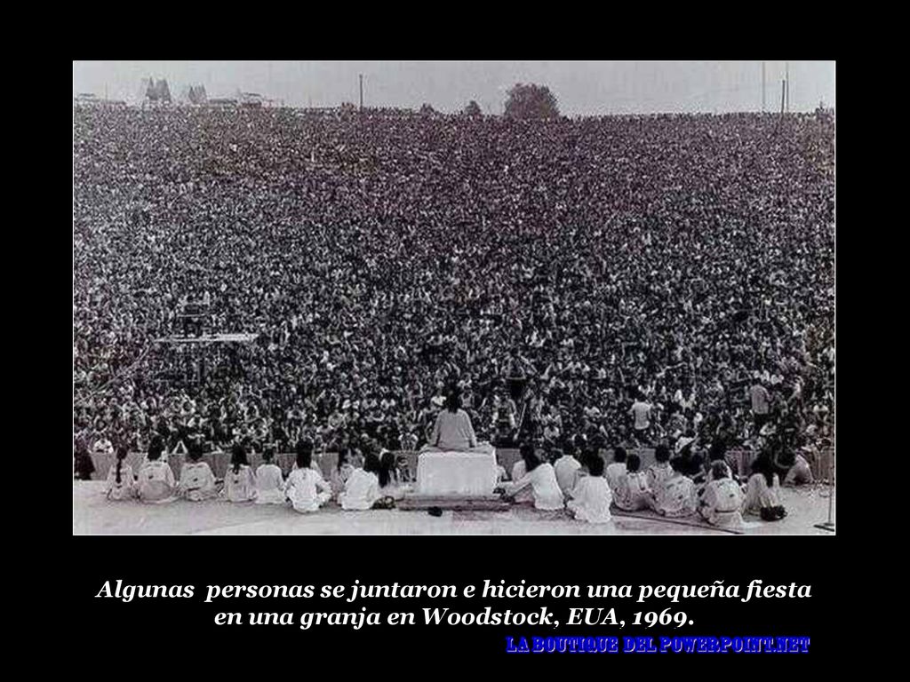 Algunas personas se juntaron e hicieron una pequeña fiesta en una granja en Woodstock, EUA, 1969.