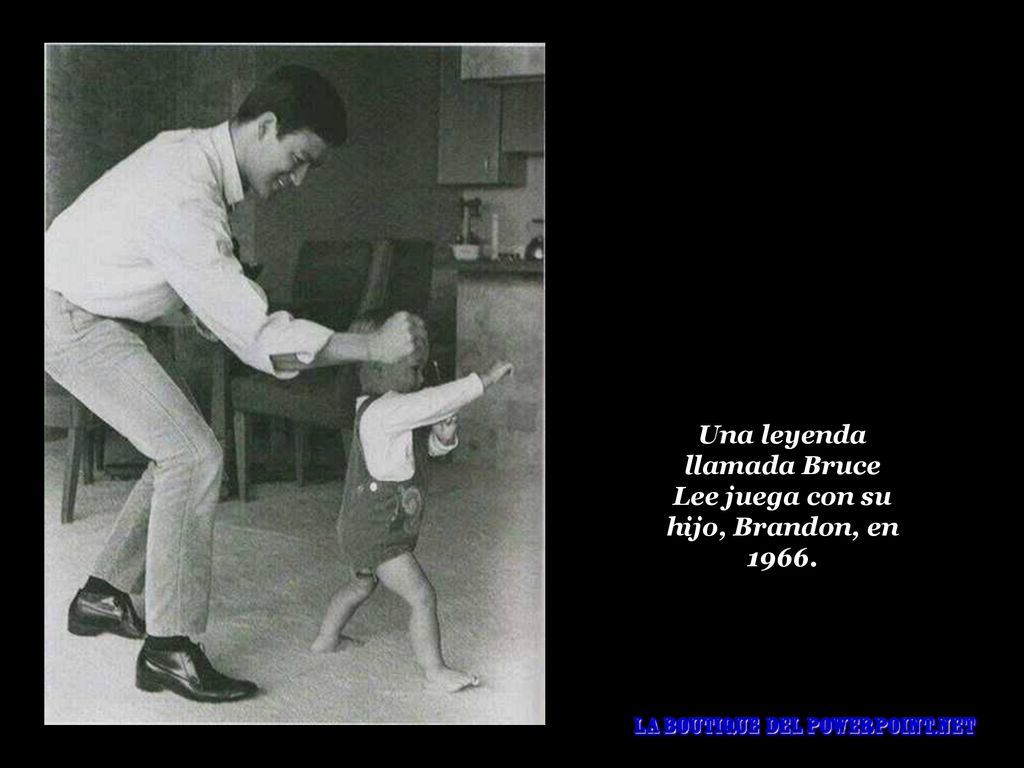 Una leyenda llamada Bruce Lee juega con su hijo, Brandon, en 1966.