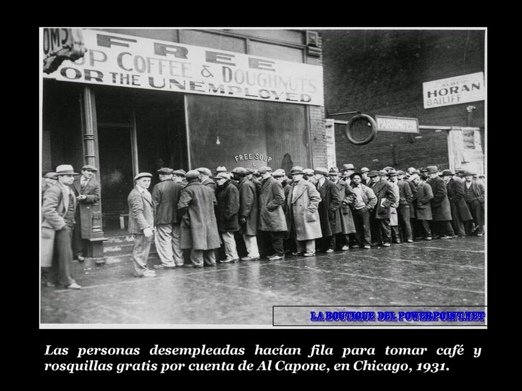 Las personas desempleadas hacían fila para tomar café y rosquillas gratis por cuenta de Al Capone, en Chicago, 1931.