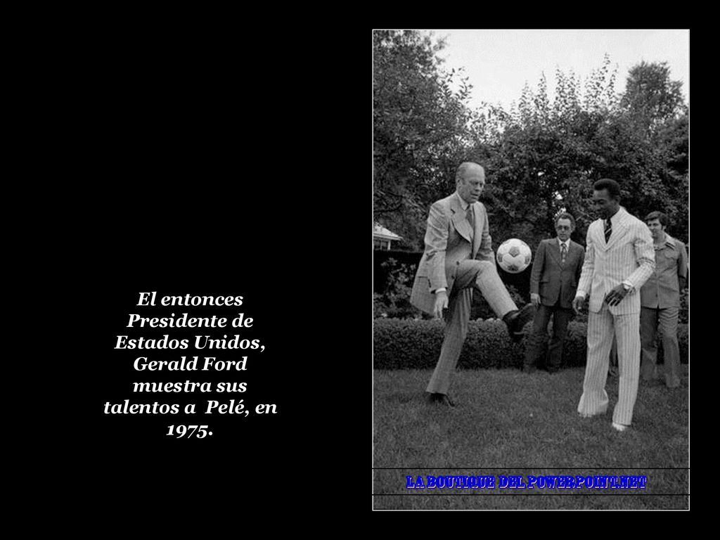El entonces Presidente de Estados Unidos, Gerald Ford muestra sus talentos a Pelé, en 1975.