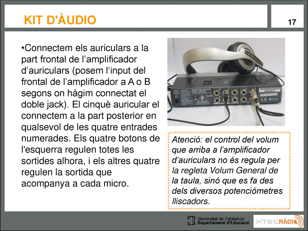 Connectem els auriculars a la part frontal de l’amplificador d’auriculars (posem l‘input del frontal de l’amplificador a A o B segons on hàgim connectat el doble jack). El cinquè auricular el connectem a la part posterior en qualsevol de les quatre entrades numerades. Els quatre botons de l esquerra regulen totes les sortides alhora, i els altres quatre regulen la sortida que acompanya a cada micro.