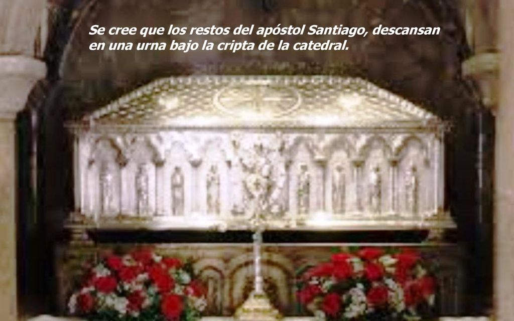 Se cree que los restos del apóstol Santiago, descansan en una urna bajo la cripta de la catedral.