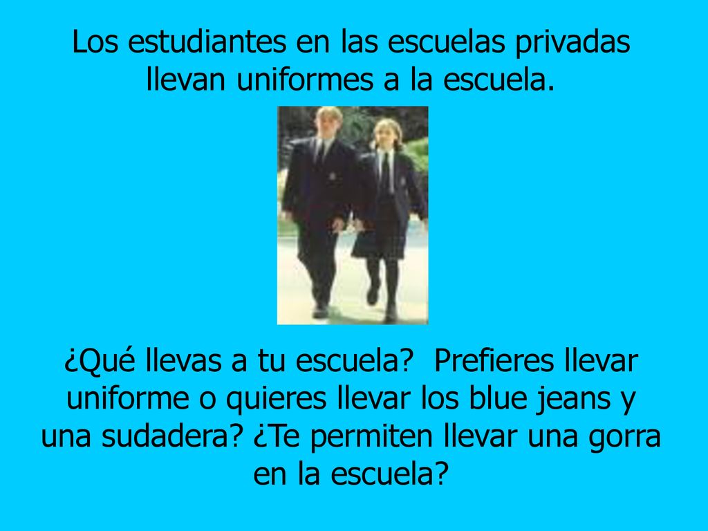Los estudiantes en las escuelas privadas llevan uniformes a la escuela.