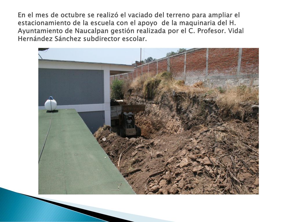 En el mes de octubre se realizó el vaciado del terreno para ampliar el estacionamiento de la escuela con el apoyo de la maquinaria del H.