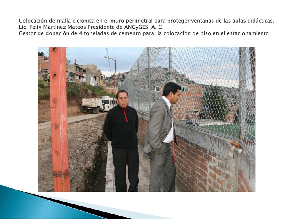 Colocación de malla ciclónica en el muro perimetral para proteger ventanas de las aulas didácticas.