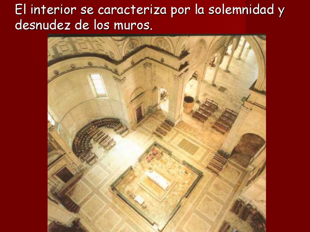 El interior se caracteriza por la solemnidad y desnudez de los muros.