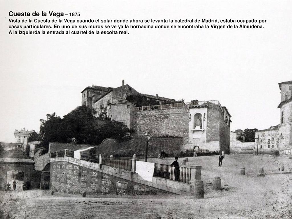 Cuesta de la Vega – 1875 Vista de la Cuesta de la Vega cuando el solar donde ahora se levanta la catedral de Madrid, estaba ocupado por.
