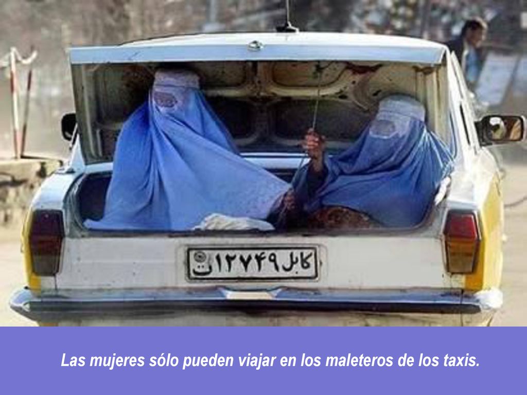 Las mujeres sólo pueden viajar en los maleteros de los taxis.