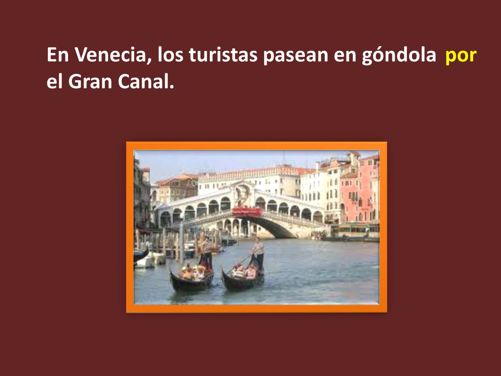 En Venecia, los turistas pasean en góndola el Gran Canal.