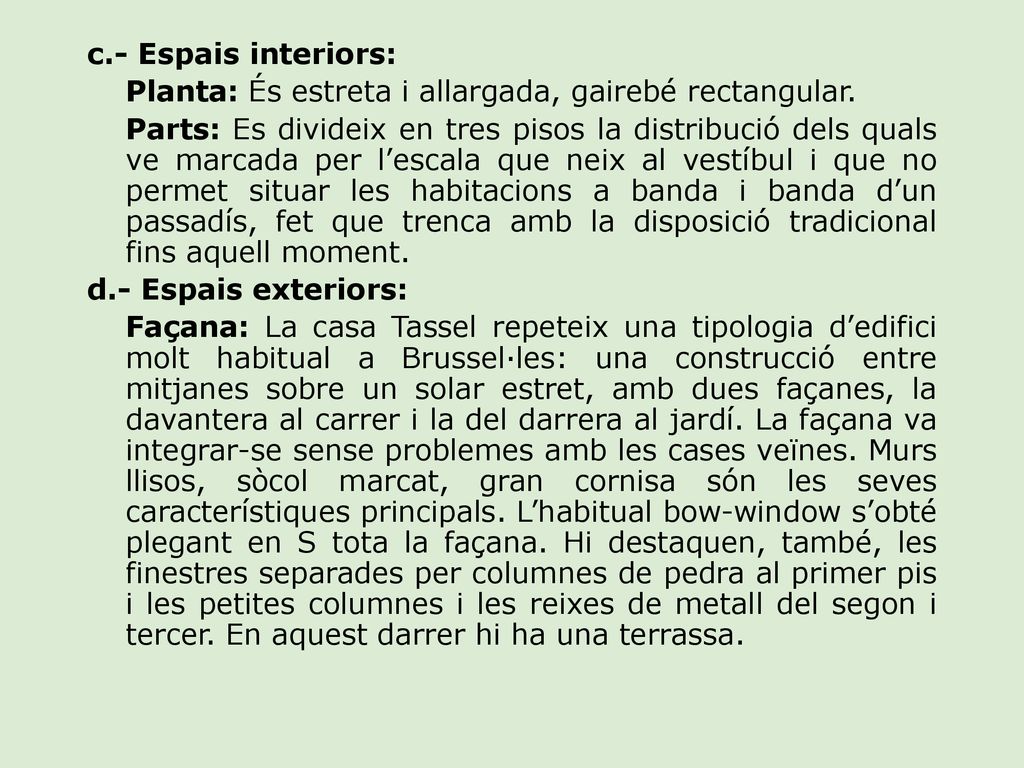 c.- Espais interiors: Planta: És estreta i allargada, gairebé rectangular.