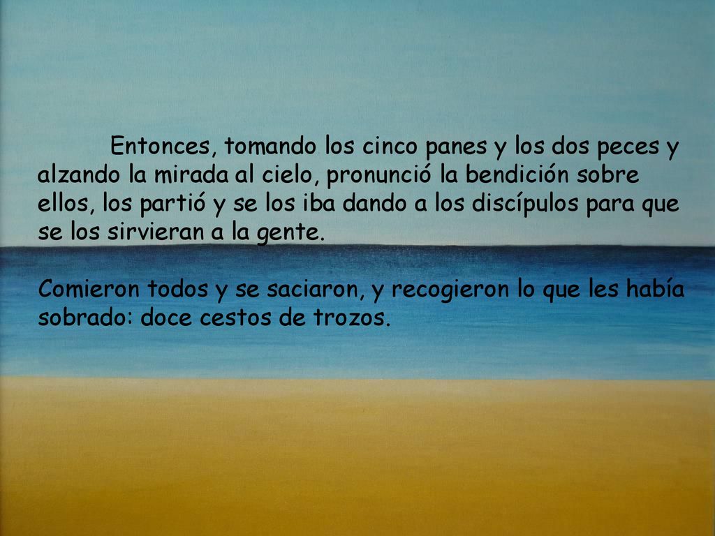 Entonces, tomando los cinco panes y los dos peces y alzando la mirada al cielo, pronunció la bendición sobre ellos, los partió y se los iba dando a los discípulos para que se los sirvieran a la gente.