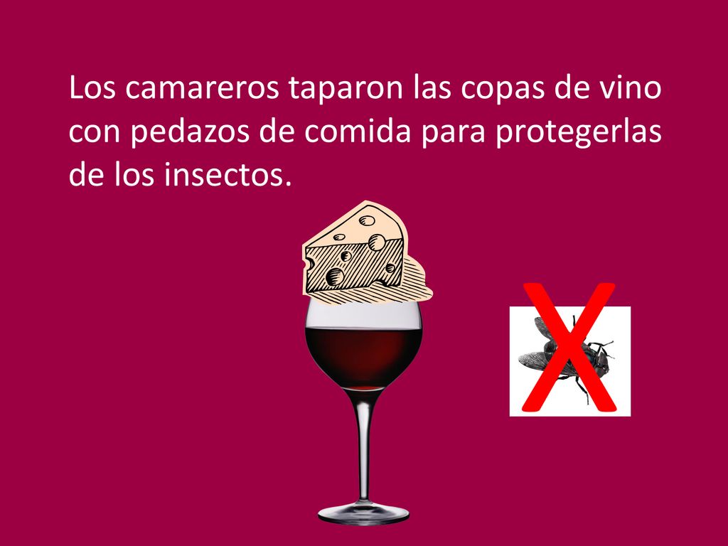 Los camareros taparon las copas de vino con pedazos de comida para protegerlas de los insectos.