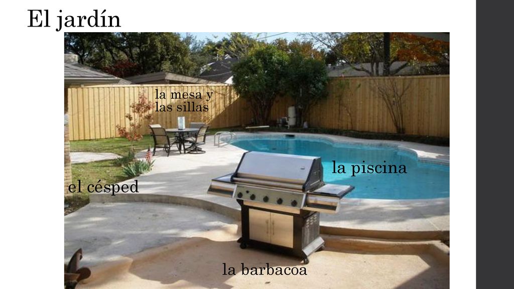 El jardín la mesa y las sillas la piscina el césped la barbacoa