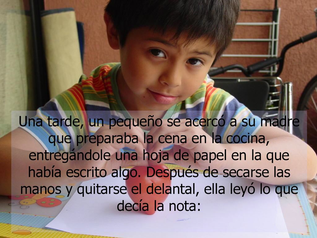 Una tarde, un pequeño se acercó a su madre que preparaba la cena en la cocina, entregándole una hoja de papel en la que había escrito algo.